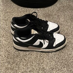 Nike Men's Black and White Low-Top Sneakers